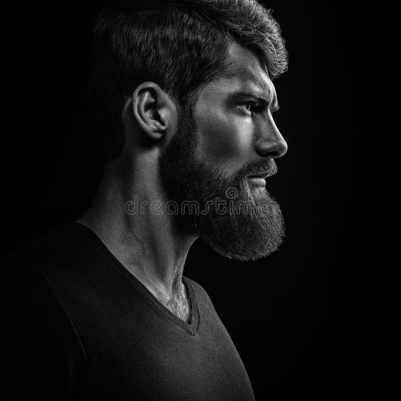 Retrato blanco y negro del primer del hombre barbudo hermoso joven imágenes de archivo libres de regalías