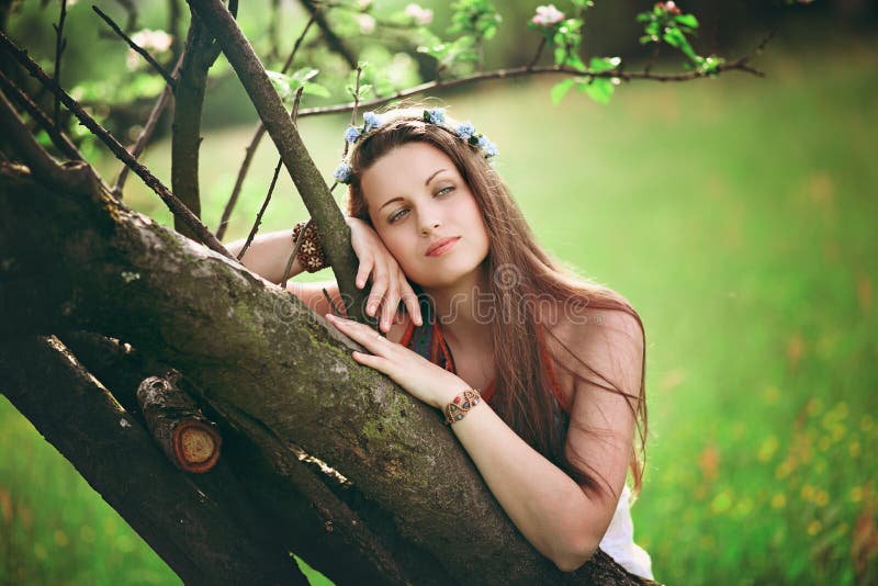 Retrato bohemio de la primavera de la mujer fotografía de archivo Retrato bohemio de la primavera de la mujer fotografía de archivo