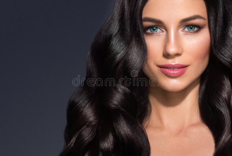 Retrato bonito da beleza da mulher do cabelo preto Fe surpreendente do penteado imagem de stock royalty free