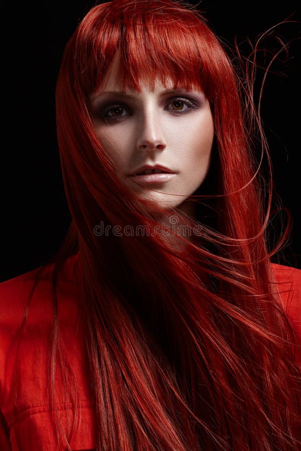 Menina Bonita sexy Do Ruivo Com Cabelo Longo Retrato Perfeito Da Mulher  No Fundo Preto Cabelo Lindo E Beleza Natural Dos Olhos Foto de Stock -  Imagem de forma, fêmea: 94327922