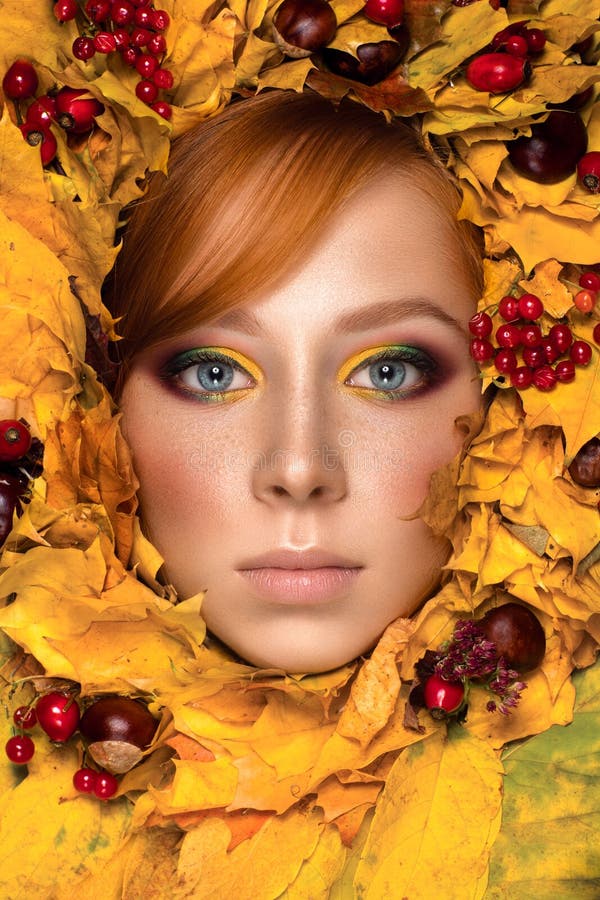 Retrato bonito da mulher com folhas de outono imagens de stock Retrato bonito da mulher com folhas de outono imagens de stock