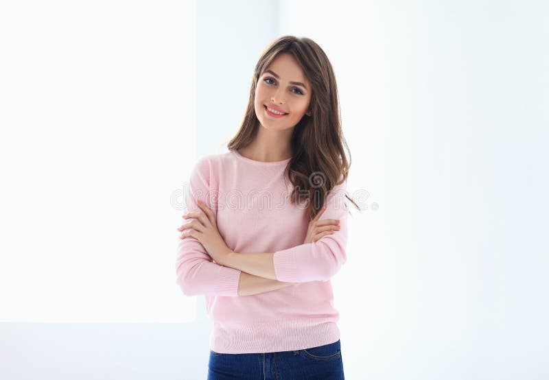 Retrato bonito de sorriso da mulher com braços cruzados foto de stock royalty free Retrato bonito de sorriso da mulher com braços cruzados foto de stock royalty free