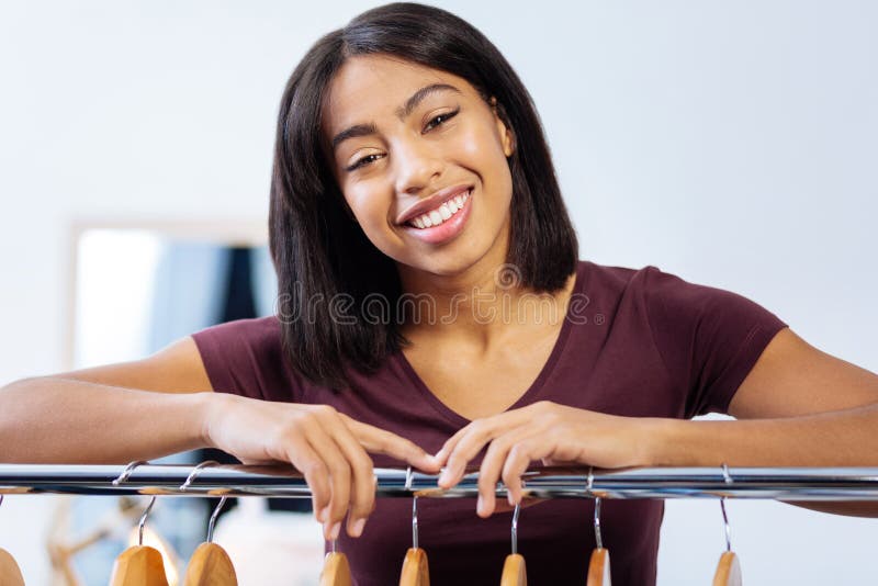 Retrato bonito de uma posição e de um sorriso positivos do trabalhador da oficina imagens de stock Retrato bonito de uma posição e de um sorriso positivos do trabalhador da oficina imagens de stock