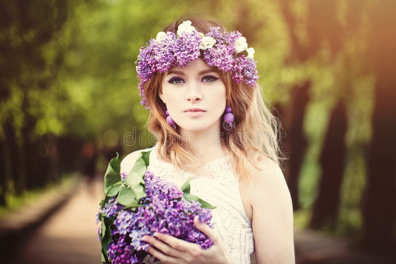 Retrato bonito do ar livre da cara da mulher Menina com flores da mola fotografia de stock royalty free Retrato bonito do ar livre da cara da mulher Menina com flores da mola fotografia de stock royalty free
