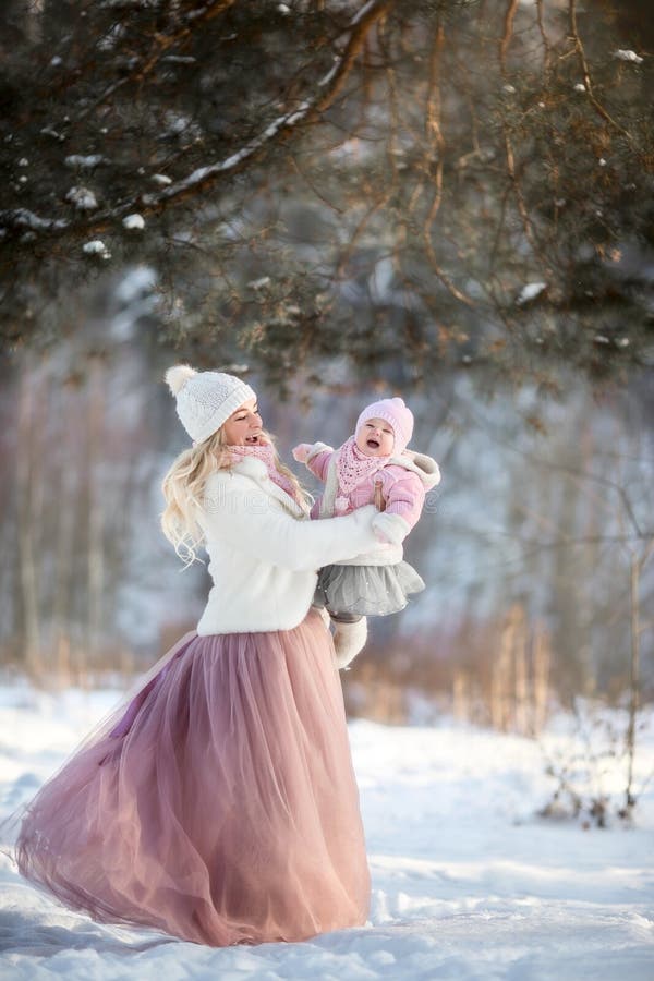 Retrato bonito do inverno da mãe e da filha fotografia de stock Retrato bonito do inverno da mãe e da filha fotografia de stock