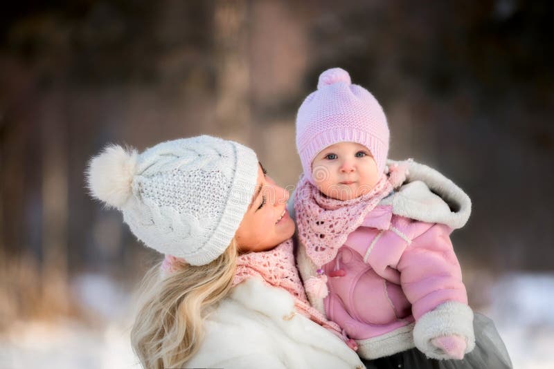 Retrato bonito do inverno da mãe e da filha imagem de stock royalty free Retrato bonito do inverno da mãe e da filha imagem de stock royalty free
