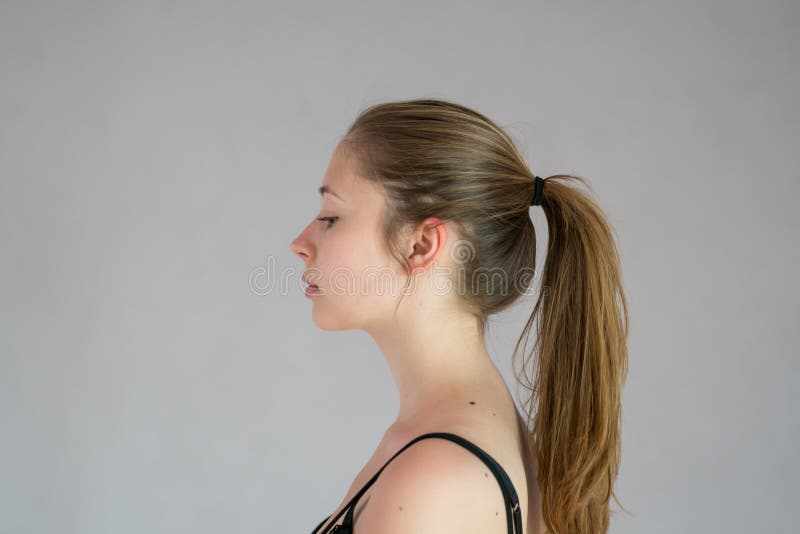 Menina Triste, Retrato Do Perfil Imagem de Stock - Imagem de postura,  fofofo: 108457549