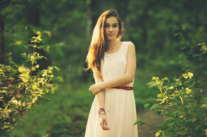 Retrato bonito novo da menina fotografia de stock