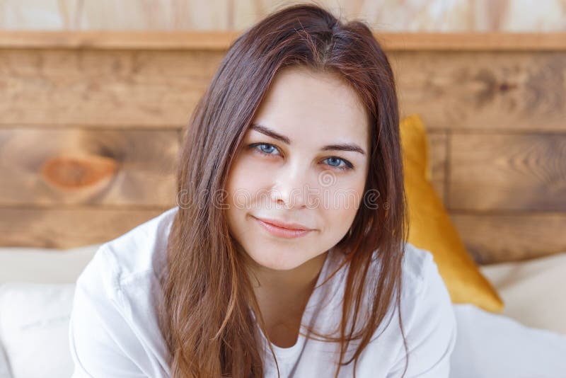 Retrato brillante de la forma de vida de la mañana de la mujer bonita joven que relaja y que se divierte solamente en cama fotografía de archivo Retrato brillante de la forma de vida de la mañana de la mujer bonita joven que relaja y que se divierte solamente en cama fotografía de archivo