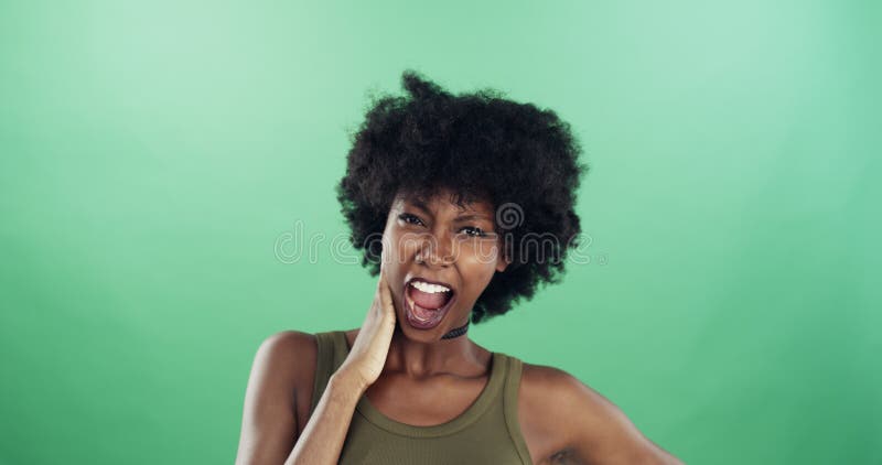 Retrato cara divertida y mujer negra en la expresión de estudio y personalidad segura en el fondo verde. Persona africana fotos de archivo libres de regalías