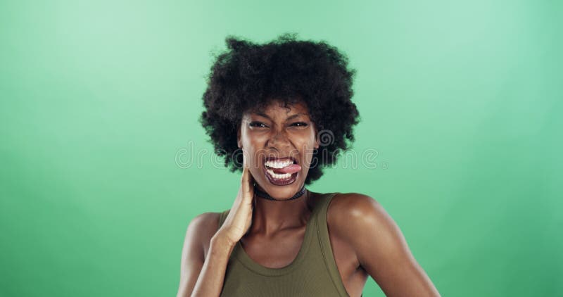 Retrato cara divertida y mujer negra en sonrisa de estudio y personalidad confiada en el fondo verde. Persona africana imagen de archivo