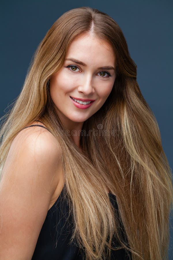 Retrato cercano para arriba de mujer rubia hermosa joven foto de archivo Retrato cercano para arriba de mujer rubia hermosa joven foto de archivo
