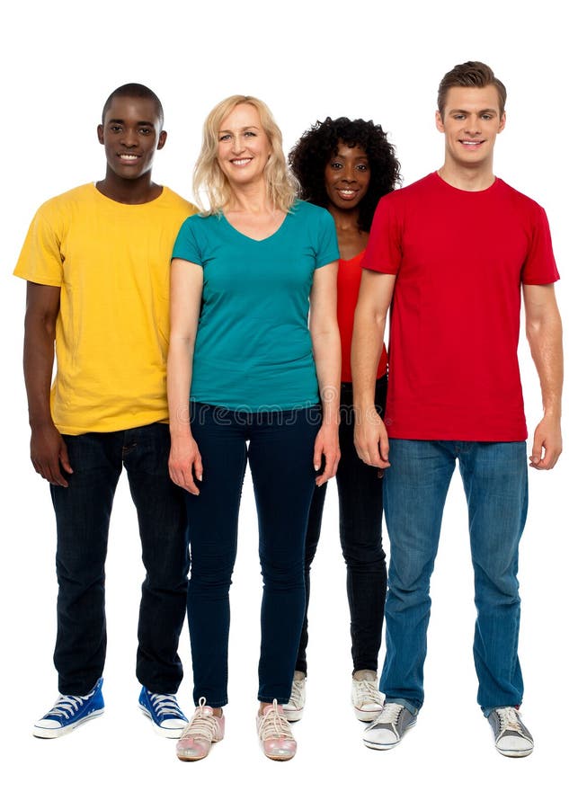 Retrato cheio do comprimento de jovens causais quatro amigos foto de stock royalty free Retrato cheio do comprimento de jovens causais quatro amigos foto de stock royalty free