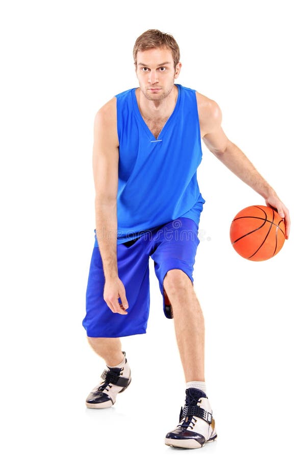 Retrato cheio do comprimento de um jogador de basquetebol