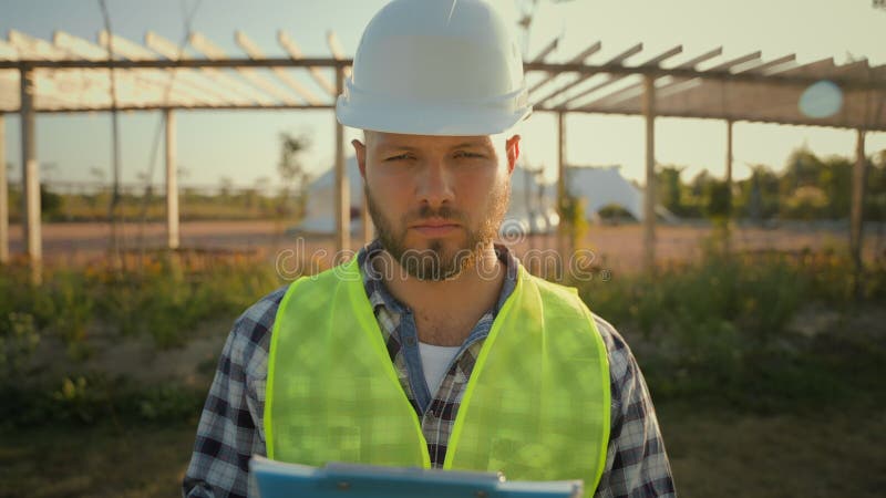 Retrato com pensamento sério e sério, criador de engenheiro masculino homem homem homem homem controlador helmet uniforme