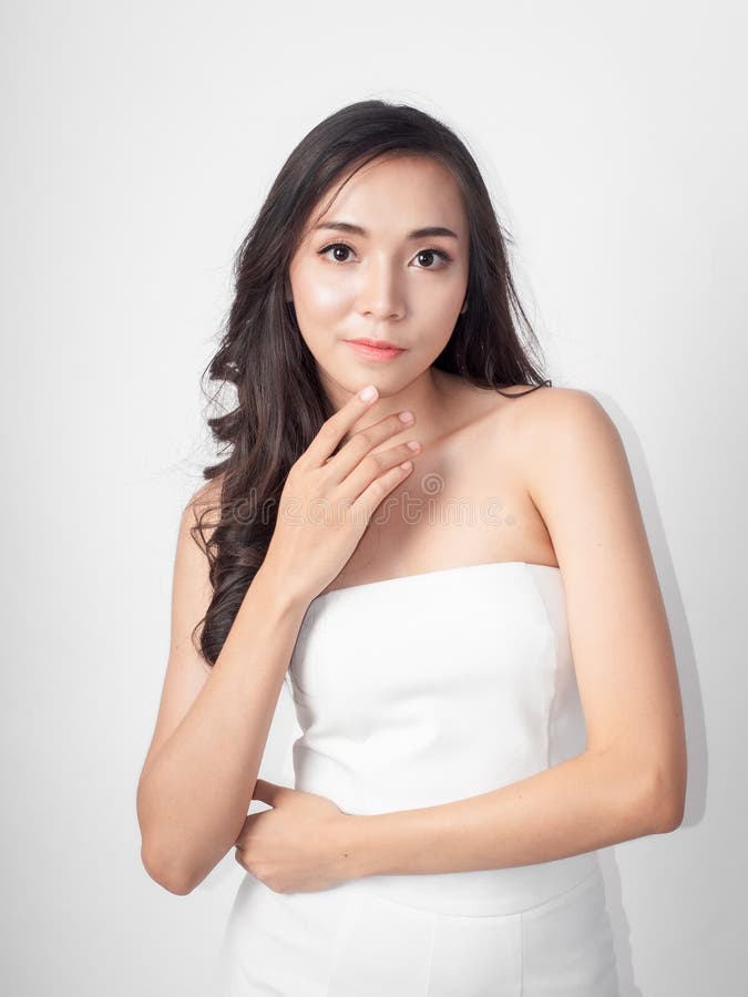 Retrato como mujer hermosa. Acercar la cara de la piel de belleza y la cara que toca la mano de una joven. fondo blanco aislado fotos de archivo libres de regalías Retrato como mujer hermosa. Acercar la cara de la piel de belleza y la cara que toca la mano de una joven. fondo blanco aislado fotos de archivo libres de regalías