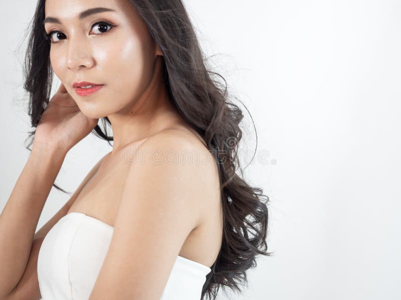 Retrato como mujer hermosa. Acercar la cara de la piel de belleza y la cara que toca la mano de una joven. fondo blanco aislado fotos de archivo libres de regalías Retrato como mujer hermosa. Acercar la cara de la piel de belleza y la cara que toca la mano de una joven. fondo blanco aislado fotos de archivo libres de regalías