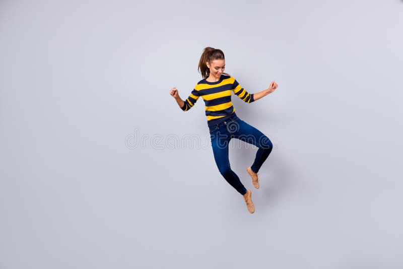 Retrato completo da opinião de tamanho de corpo do comprimento dela ela queolha animador alegre atrativo bonito encantador femini imagem de stock royalty free Retrato completo da opinião de tamanho de corpo do comprimento dela ela queolha animador alegre atrativo bonito encantador femini imagem de stock royalty free