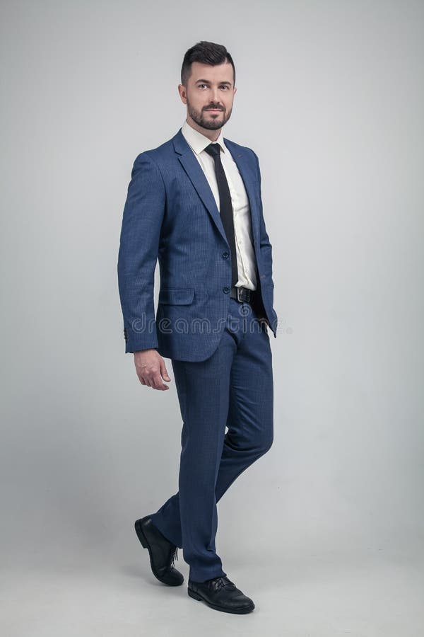 Retrato completo de um homem de negócio considerável que ponha sobre a câmera Vestido em um terno Em um fundo branco imagem de stock Retrato completo de um homem de negócio considerável que ponha sobre a câmera Vestido em um terno Em um fundo branco imagem de stock