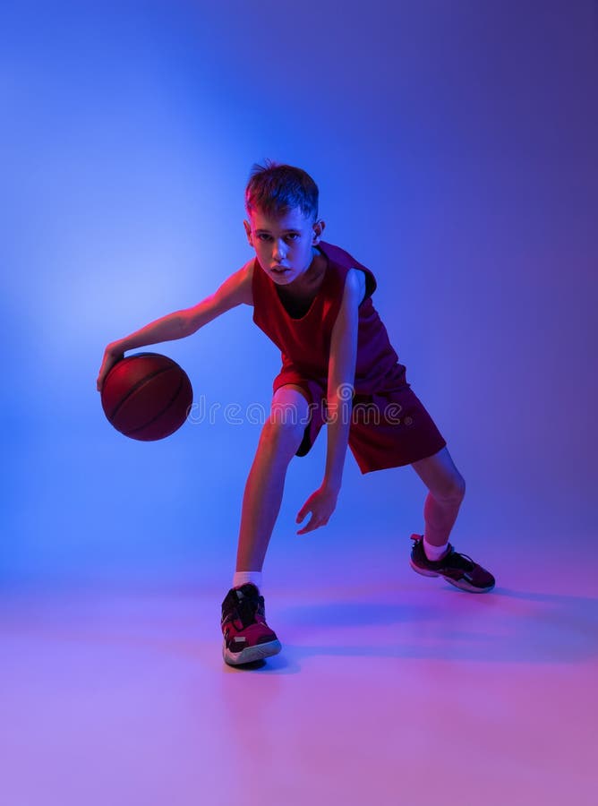 Retrato Do Jogador De Basquete Em Treinamento Em Movimento Isolado Sobre  Fundo Azul Gradiente Em Luz Neonatal. Foto de Stock - Imagem de fundo,  desportista: 235847770