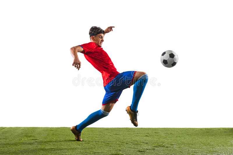 Jogador de futebol ou futebol em fundo branco com grama. jovem