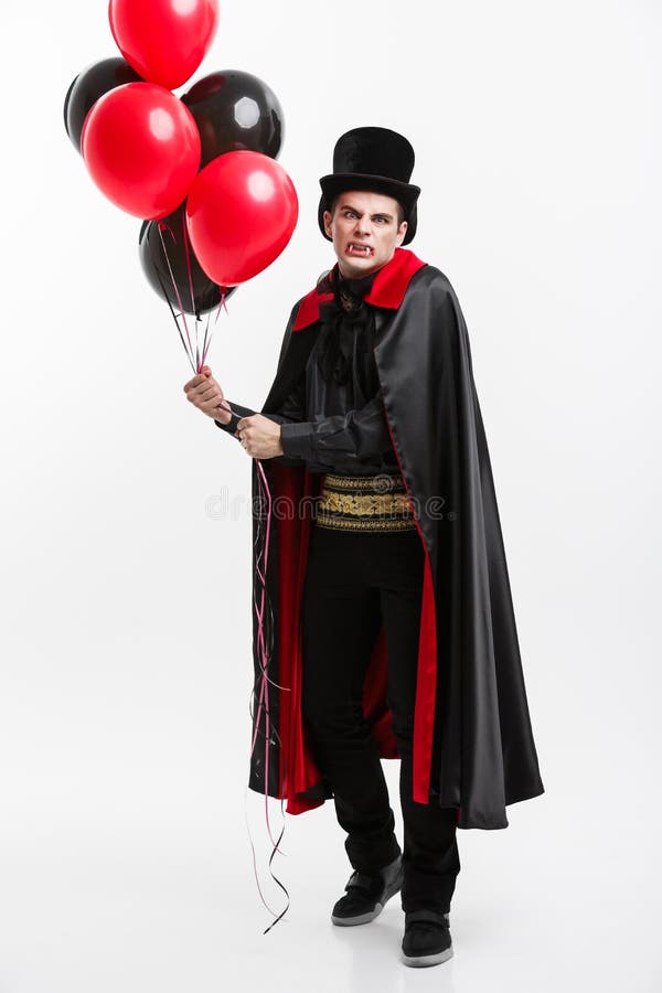 Foto de Homem Feliz Em Fantasia De Halloween De Vampiro e mais fotos de  stock de Vampiro - Vampiro, Capa, Fantasia - Disfarce - iStock