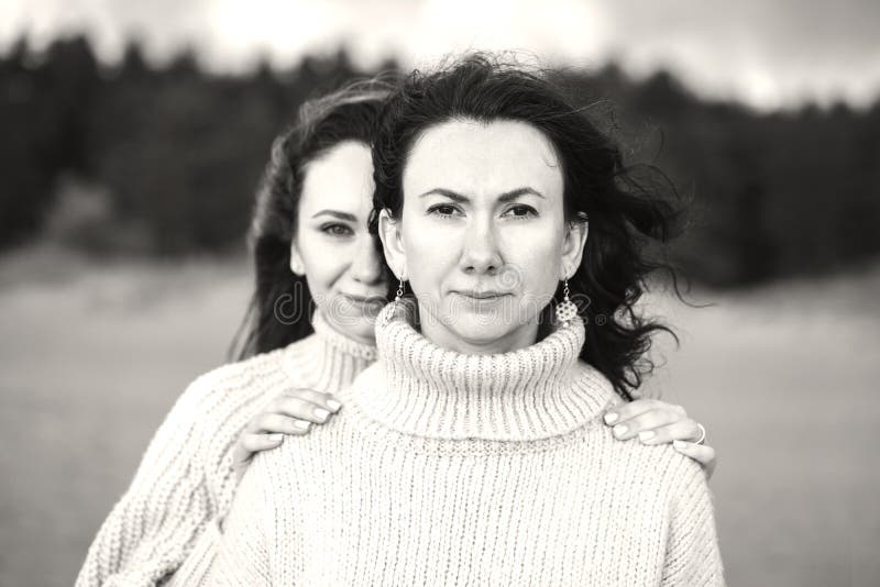 Retrato conceptual de dos amigos. un fuerte vínculo entre los hermanos. apoyo a los familiares en cualquier momento de la vida. el imágenes de archivo libres de regalías
