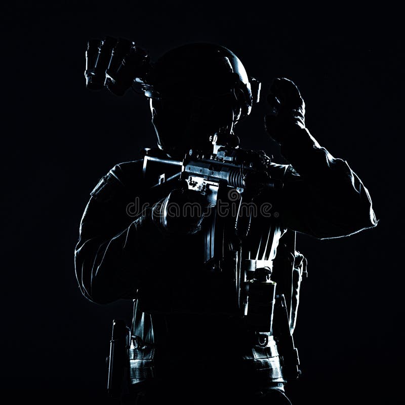 Retrato contrario del estudio del soldado del miembro de equipo del terrorista imagen de archivo Retrato contrario del estudio del soldado del miembro de equipo del terrorista imagen de archivo
