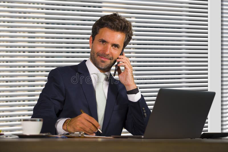 Retrato corporativo de la compañía de la forma de vida del trabajo feliz y acertado joven del hombre de negocios relajado en la o imagen de archivo Retrato corporativo de la compañía de la forma de vida del trabajo feliz y acertado joven del hombre de negocios relajado en la o imagen de archivo
