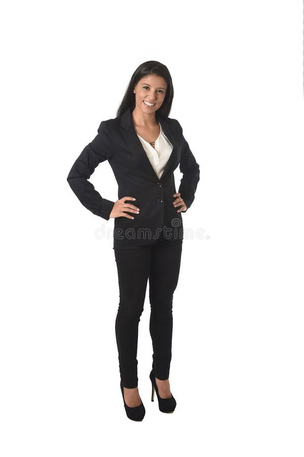 Retrato corporativo de la empresaria latina atractiva joven en la sonrisa del traje de la oficina feliz imagen de archivo libre de regalías Retrato corporativo de la empresaria latina atractiva joven en la sonrisa del traje de la oficina feliz imagen de archivo libre de regalías