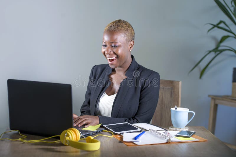 Retrato corporativo de la mujer de negocios afroamericana negra feliz y acertada joven que trabaja en el havi alegre sonriente de foto de archivo libre de regalías Retrato corporativo de la mujer de negocios afroamericana negra feliz y acertada joven que trabaja en el havi alegre sonriente de foto de archivo libre de regalías