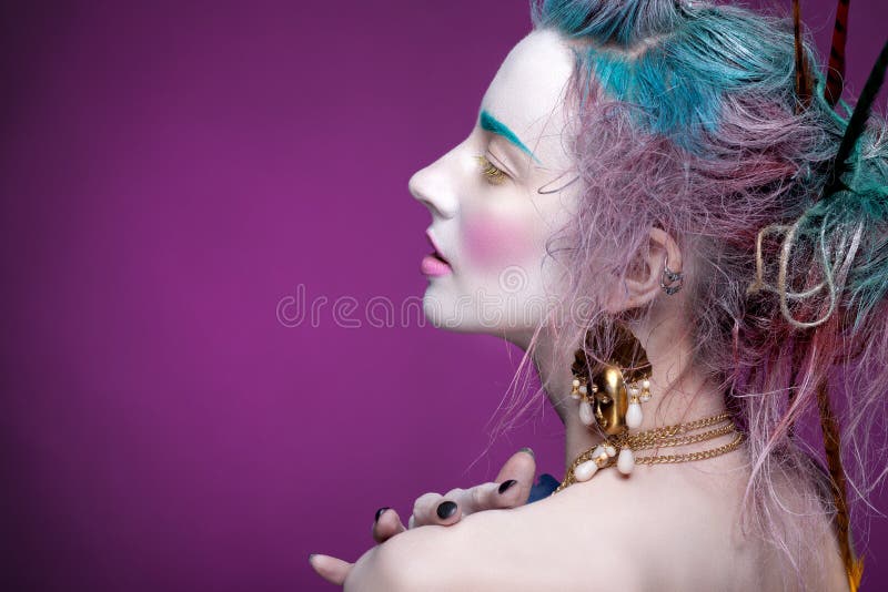 Retrato creativo de la mujer joven con maquillaje artístico fotografía de archivo libre de regalías Retrato creativo de la mujer joven con maquillaje artístico fotografía de archivo libre de regalías