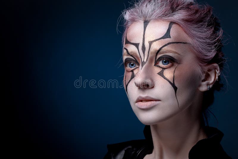Retrato criativo de uma menina em um fundo preto foto de stock royalty free Retrato criativo de uma menina em um fundo preto foto de stock royalty free