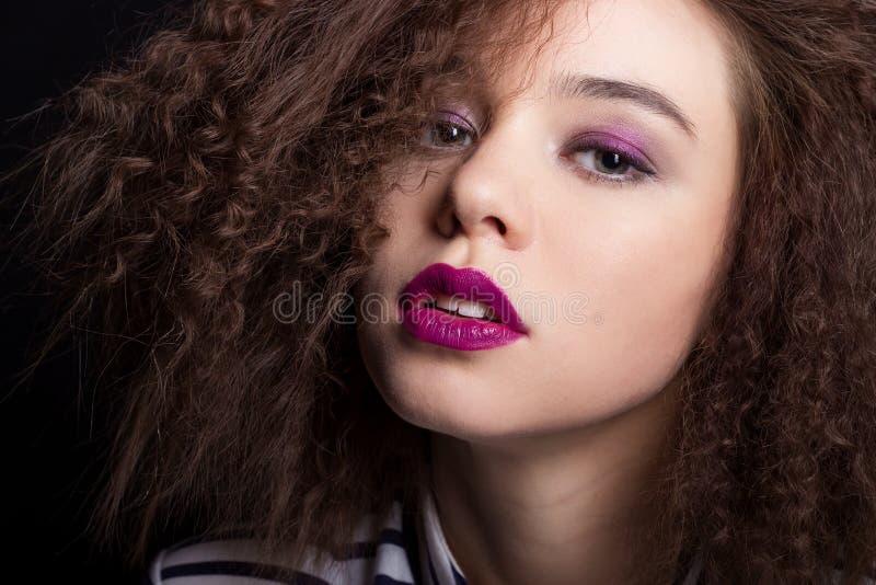 Retrato da beleza da forma com cabelo curto preto Fim da cara da menina bonita acima O corte de cabelo O penteado franja fotografia de stock royalty free Retrato da beleza da forma com cabelo curto preto Fim da cara da menina bonita acima O corte de cabelo O penteado franja fotografia de stock royalty free
