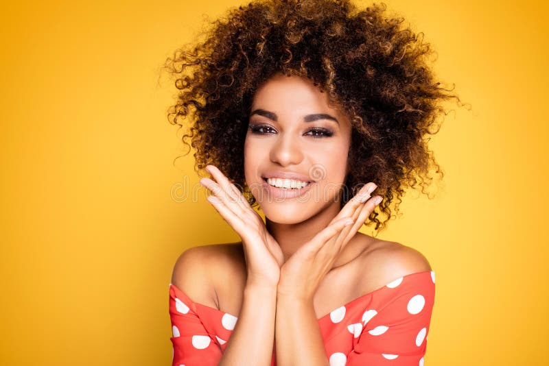 Retrato de beleza de rapariga sorridente com afro fotografia de stock