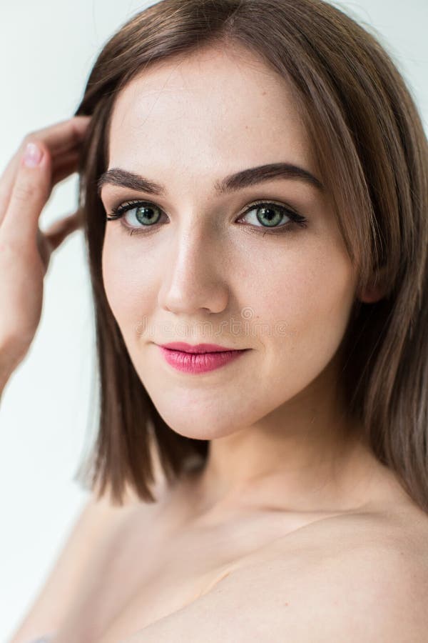 retrato de modelo em estúdio com listras no cabelo em estúdio 16519343 Foto  de stock no Vecteezy