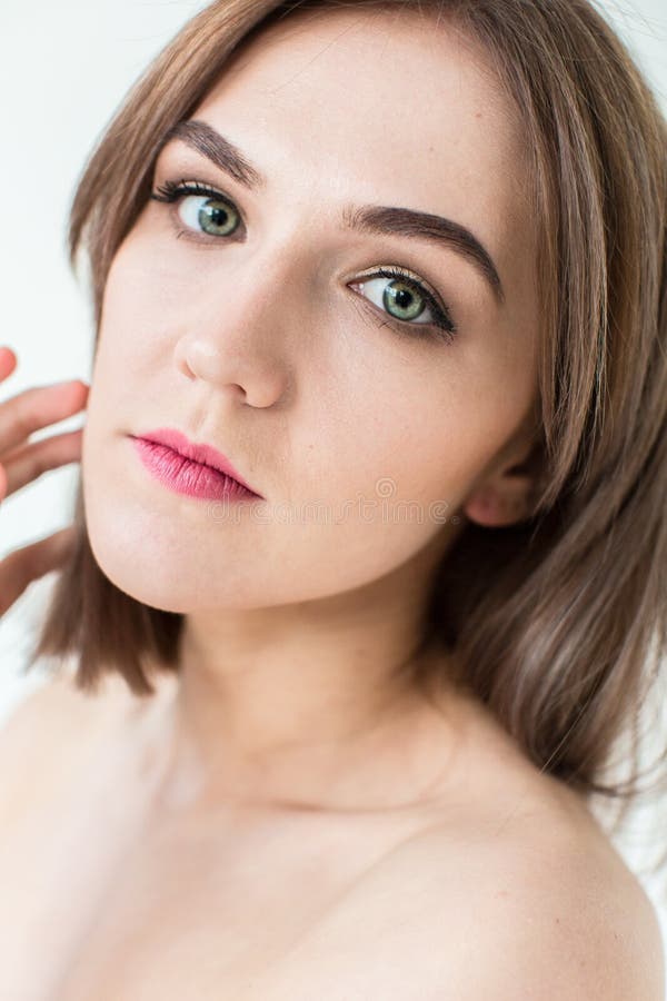 retrato de modelo em estúdio com listras no cabelo em estúdio 16519343 Foto  de stock no Vecteezy