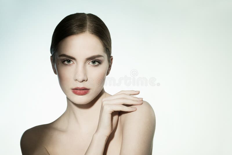 Beleza Natural E Conceito De Skincare. Cosméticos E Maquiagem. Faces  Sensuais De Duas Mulheres Bonitas. Retrato De Beleza De Dois Imagem de  Stock - Imagem de cosmetologia, namoradas: 250136981