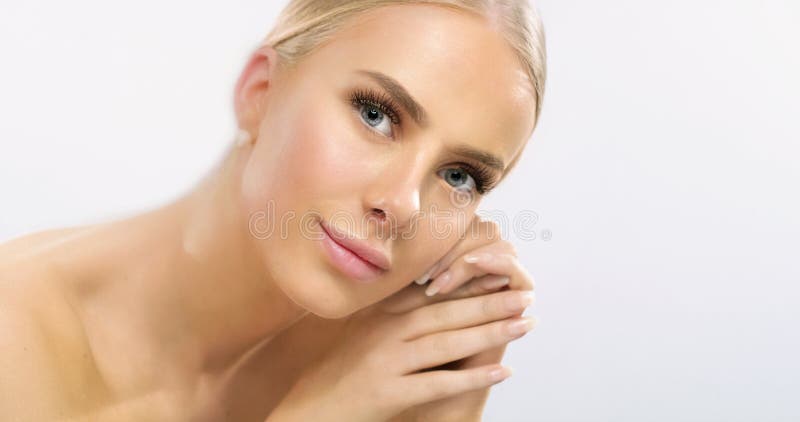 Retrato da beleza da jovem mulher de sorriso elegante com cabelo louro longo imagens de stock Retrato da beleza da jovem mulher de sorriso elegante com cabelo louro longo imagens de stock