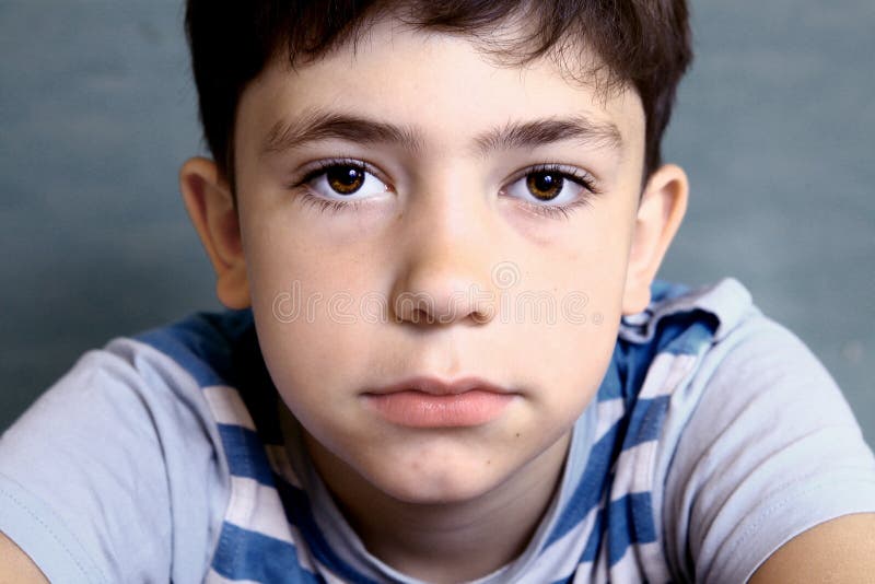 Retrato da cara do close-up do menino do adolescente imagem de stock royalty free Retrato da cara do close-up do menino do adolescente imagem de stock royalty free