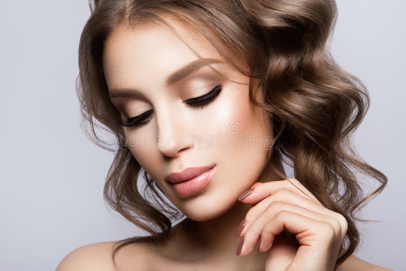 Retrato da cara da mulher da beleza Girl modelo bonito com pele limpa fresca perfeita fotografia de stock Retrato da cara da mulher da beleza Girl modelo bonito com pele limpa fresca perfeita fotografia de stock