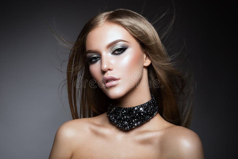 Retrato da cara da mulher da beleza Girl modelo bonito com pele limpa fresca perfeita imagem de stock Retrato da cara da mulher da beleza Girl modelo bonito com pele limpa fresca perfeita imagem de stock