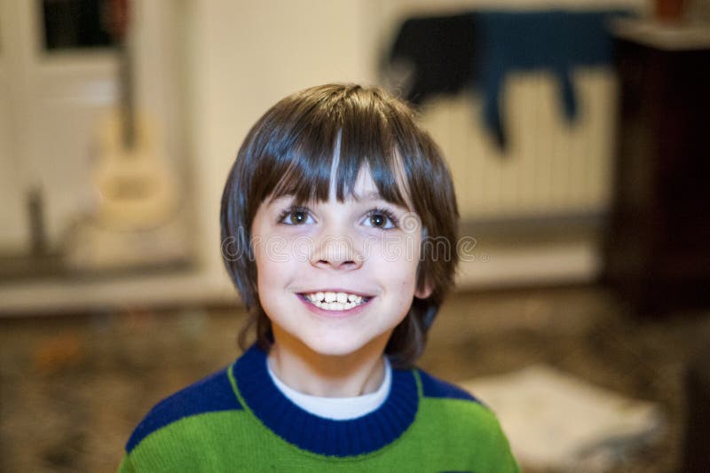 Retrato da criança de sorriso em sua casa foto de stock Retrato da criança de sorriso em sua casa foto de stock