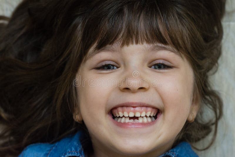 Retrato Da Menina Da Criança De 5 Anos Imagem de Stock - Imagem de