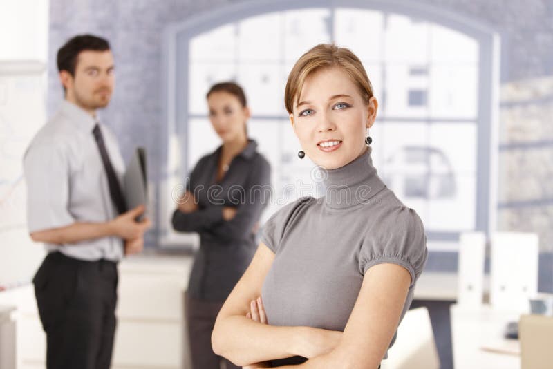 Retrato da equipe nova do negócio no escritório foto de stock royalty free Retrato da equipe nova do negócio no escritório foto de stock royalty free