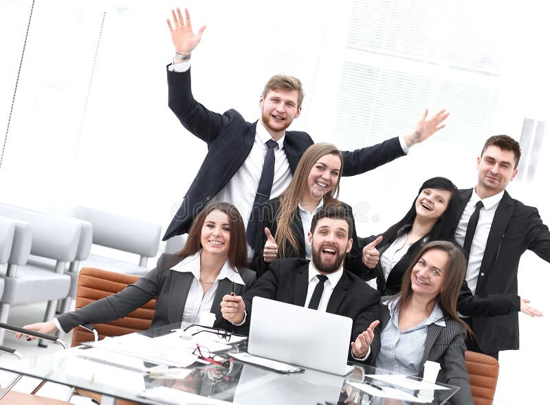 Retrato da equipe profissional feliz do negócio perto da mesa, escritório imagem de stock Retrato da equipe profissional feliz do negócio perto da mesa, escritório imagem de stock