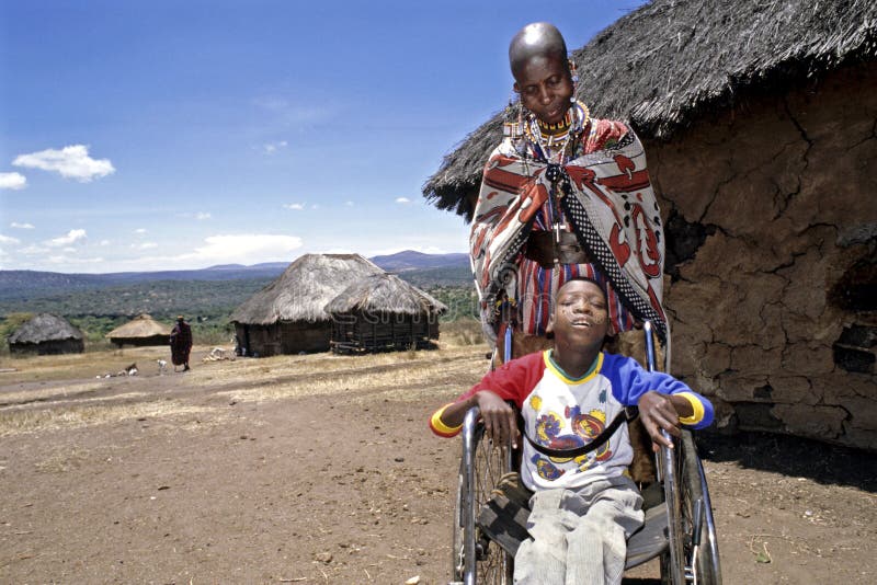 Retrato da família da mãe de Maasai e do filho deficiente foto de stock Retrato da família da mãe de Maasai e do filho deficiente foto de stock