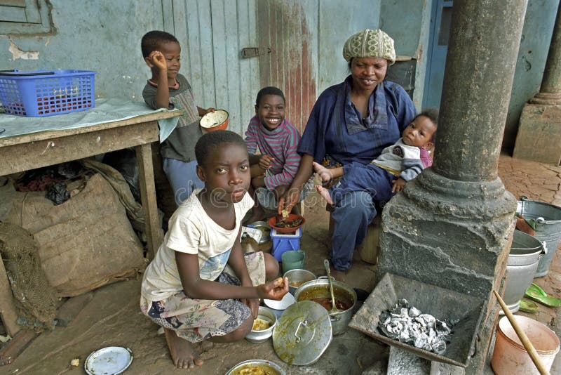 Retrato de família de uma mãe ganense e seus filhos imagens de stock royalty free