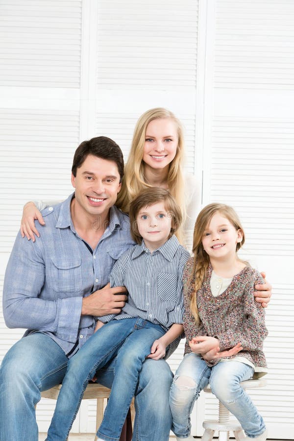 Retrato da família feliz imagem de stock royalty free