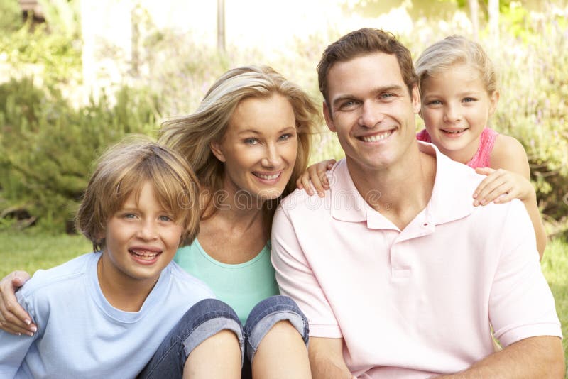 Retrato da família feliz no jardim imagem de stock Retrato da família feliz no jardim imagem de stock